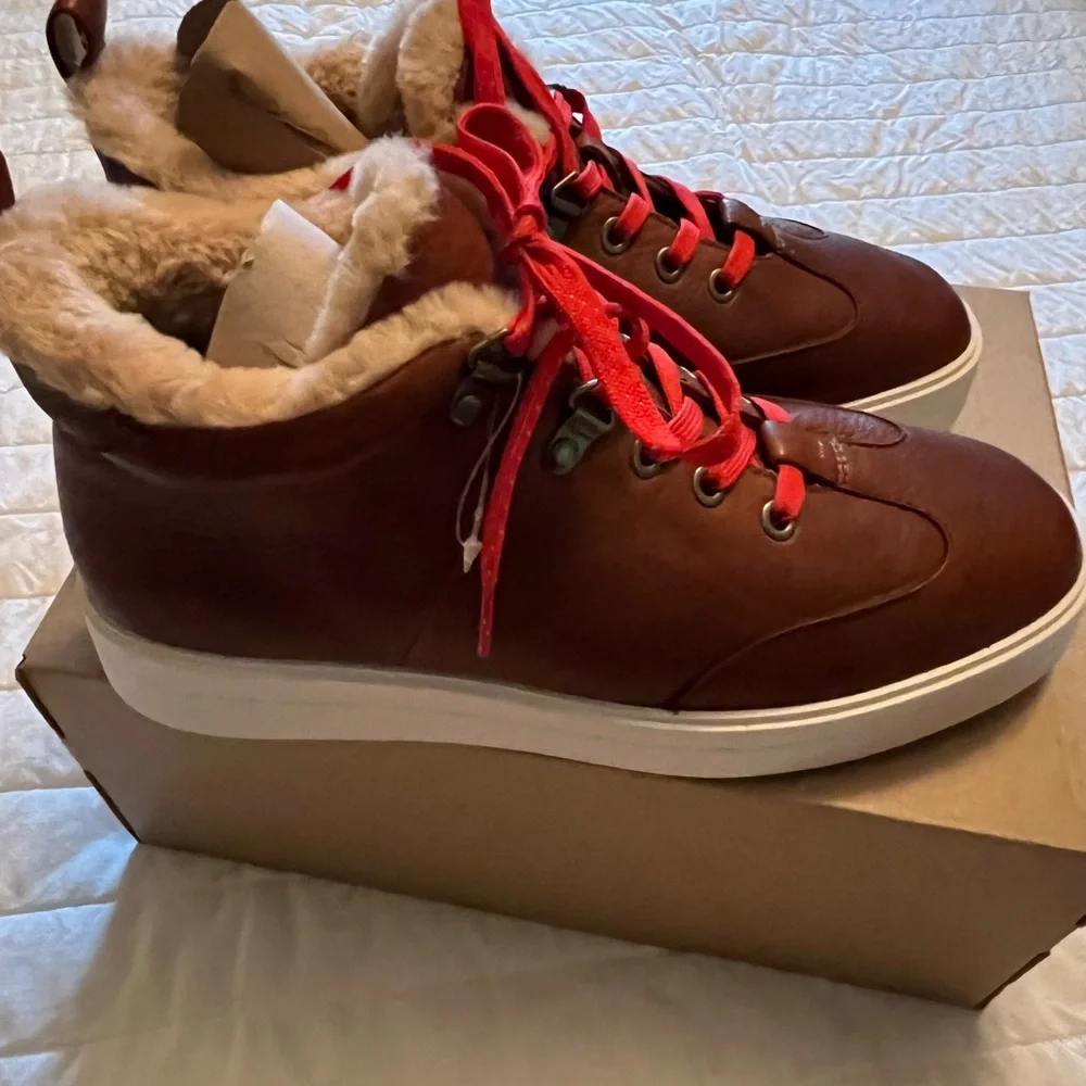 Clarks womans Red and Brown Fur-Lined Sneakers with extra brown laces included - Picture 2 of 10